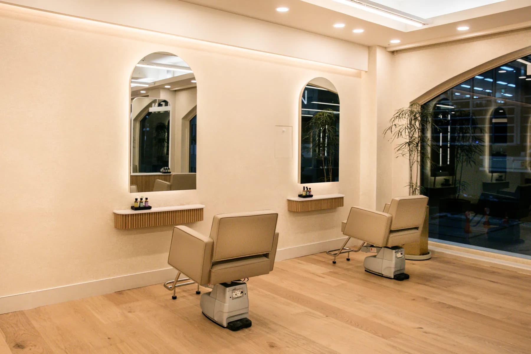 Arched mirrors at the styling stations · RARIEN Gangnam