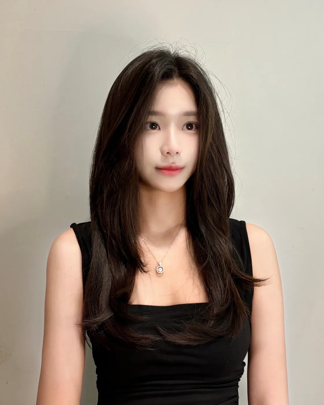 Long hairstyle with a deep side part · RARIEN Gangnam